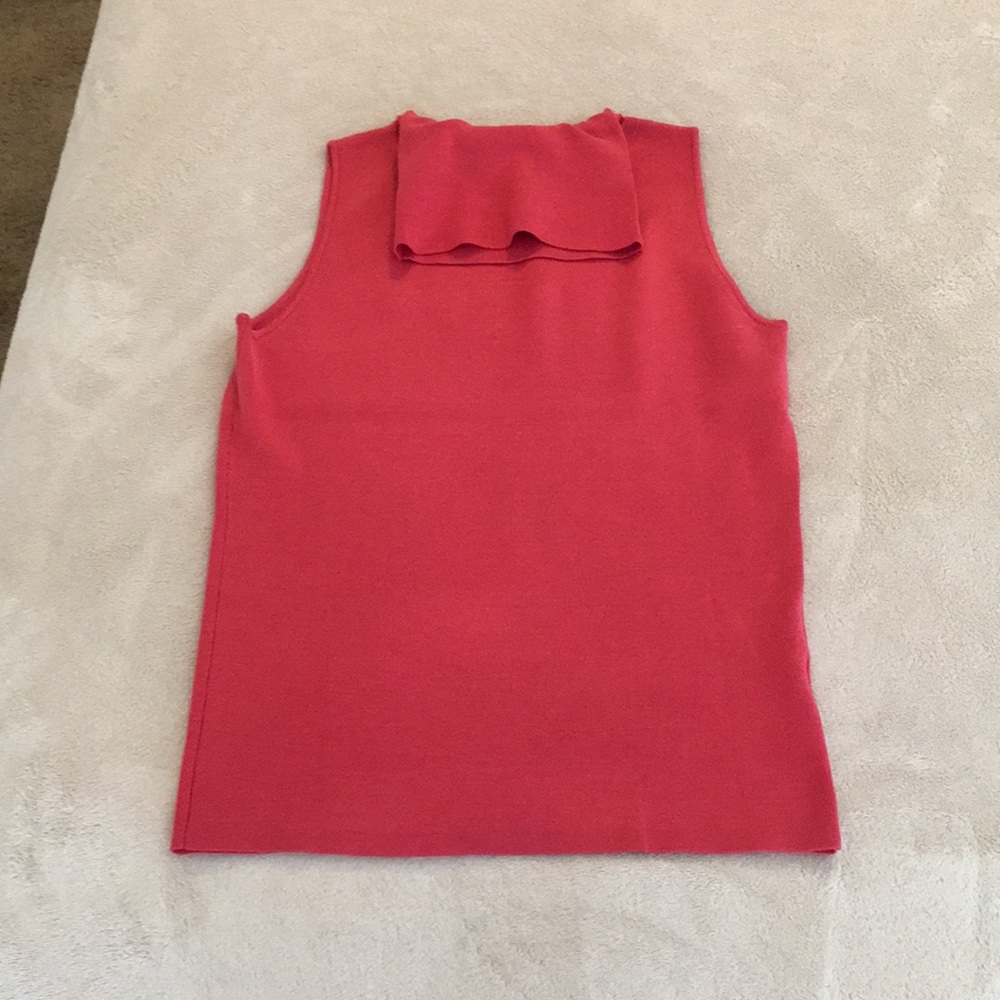 Sleeveless turtleneck 🌸